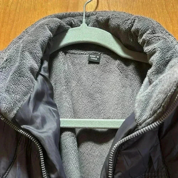 Gray puffer size large - Picture 2 of 4